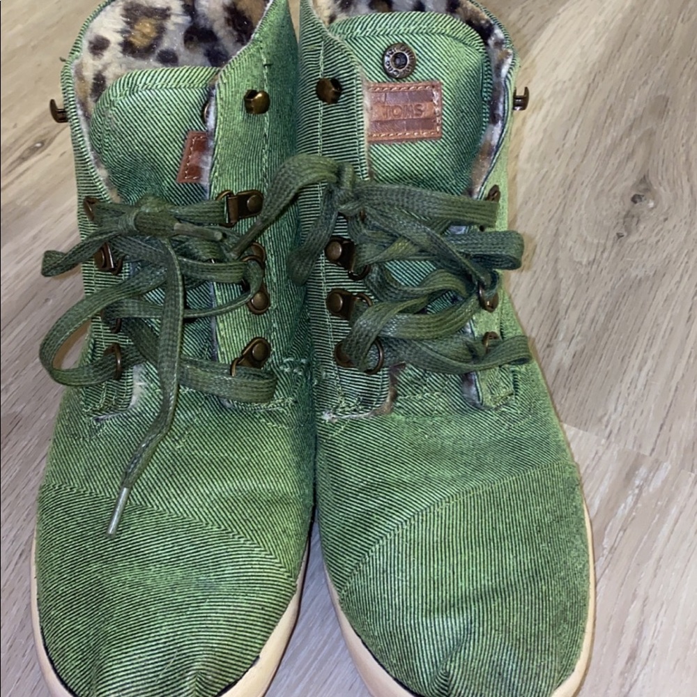 Tom’s size 10 high tops shoes